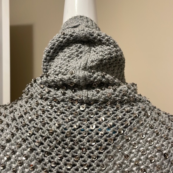 ALICE + OLIVIA FIULLY EMBELLISHED ASYMMETRICAL SLEEVELESS SWEATER WRAP NWOT M - Picture 9 of 16